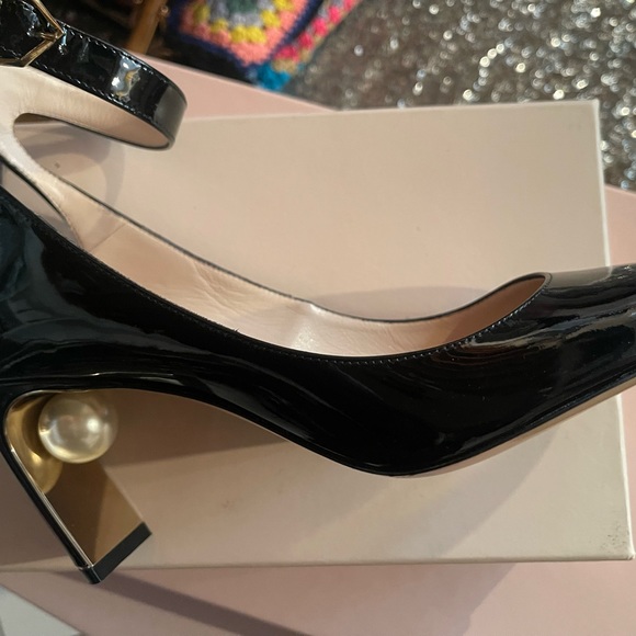 Nicolas Kirkwood black pump with large cream pearl under heel. - Picture 3 of 5